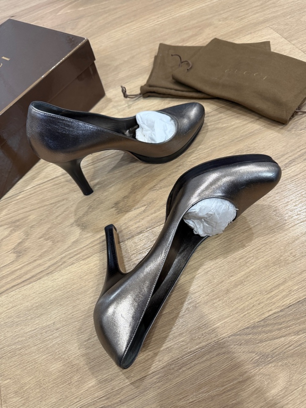 Gucci Metallic Pewter Leather Stiletto Pumps Size 9.5 - Picture 7 of 11